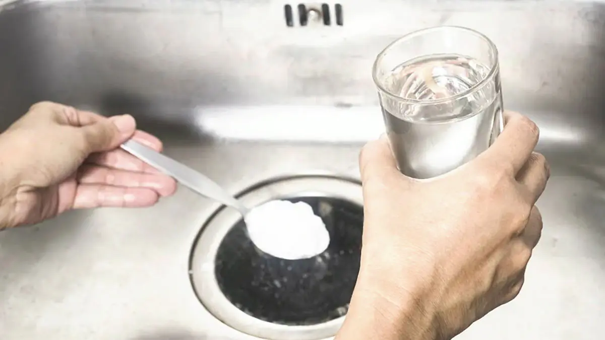 Nalijte půl sklenice a odtok se vyčistí sám