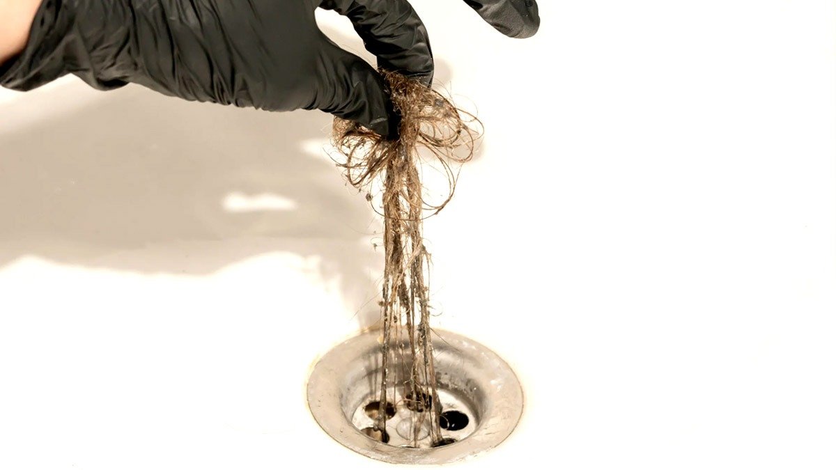 Technika čištění odpadu v koupelně na celý život. Jednoduchý trik, jak za 10 sekund ztížit usazování nečistot