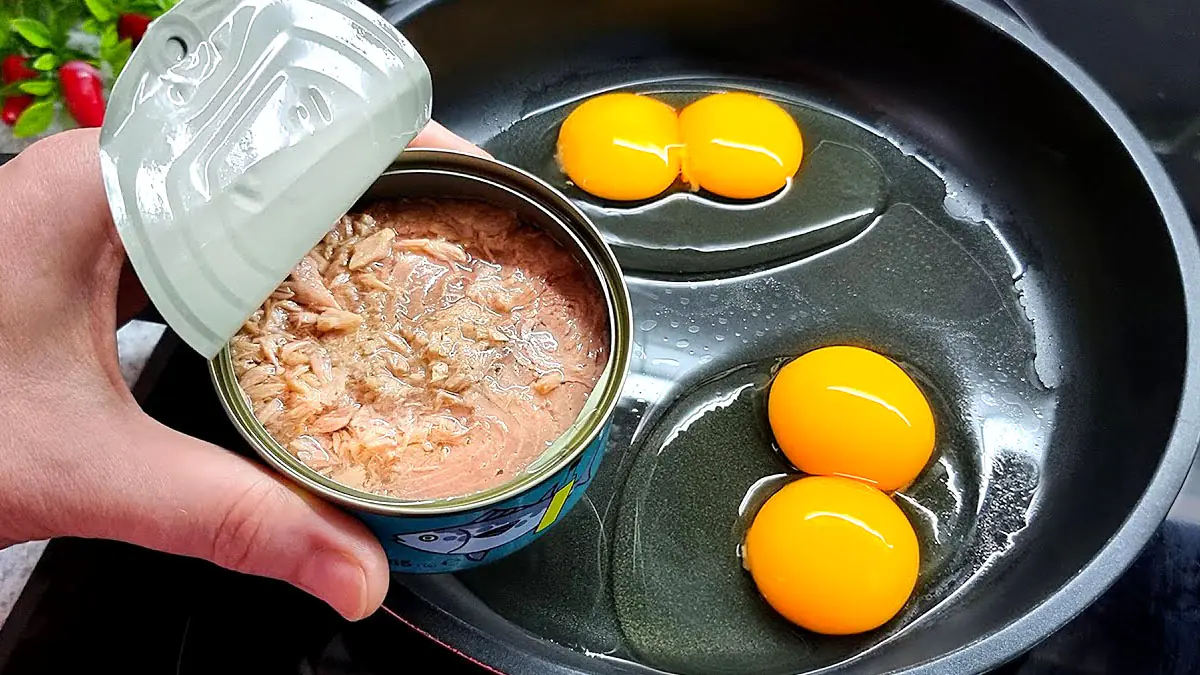 Otevřete konzervu tuňáka a zalijte ji vaječnou směsí – děti, které prosily o návštěvu restaurace, hned „ztichnou“