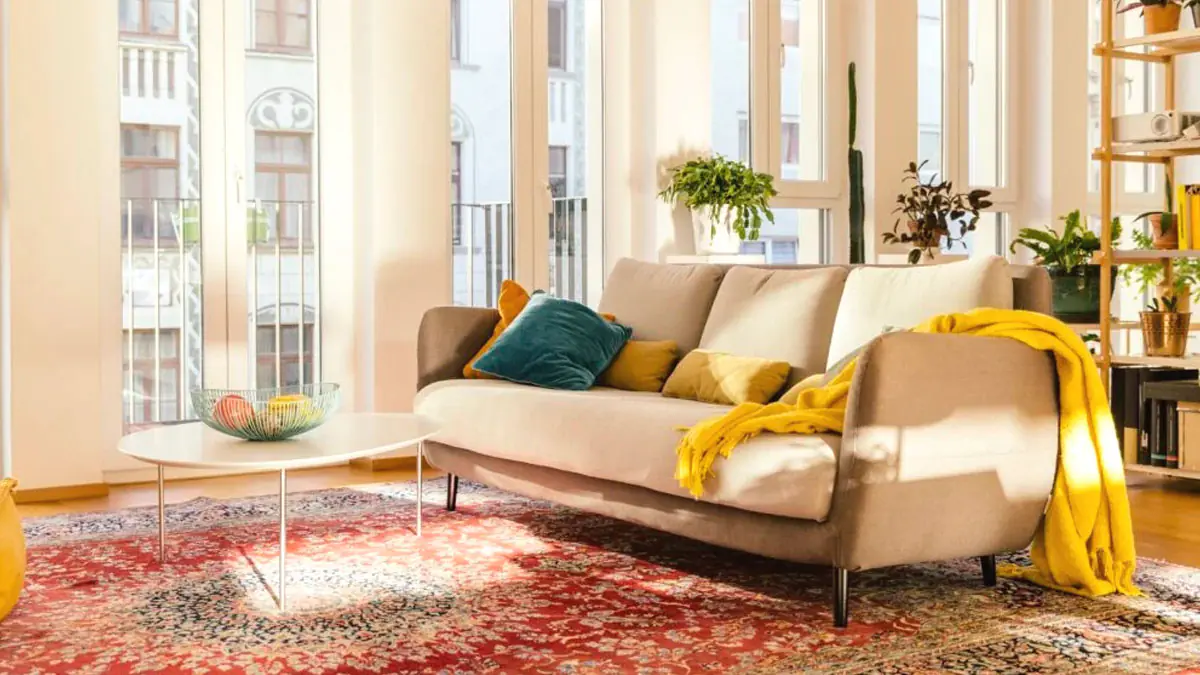 Designéři interiérů prozrazují: 9 chyb, které hyzdí váš obývací pokoj, a jak to udělat správně