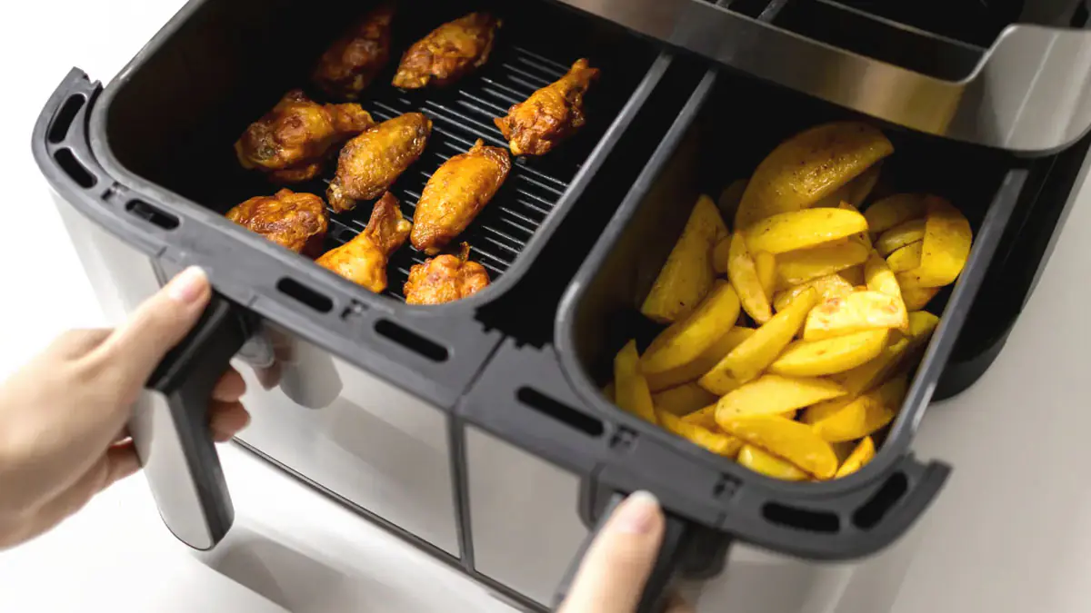 Končí éra mikrovlnné trouby? Nový přístroj ušetří místo v kuchyni