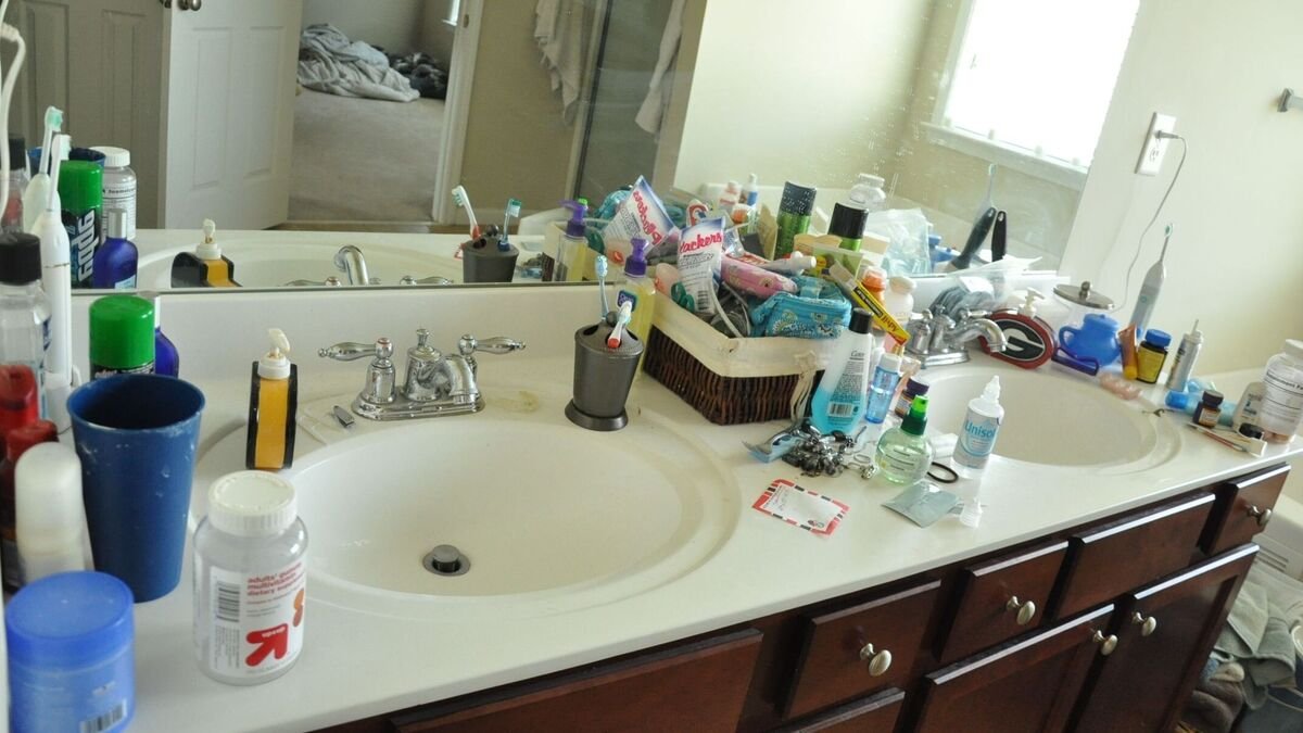 8 chytrých způsobů, jak využít starou vázu k úklidu a organizaci koupelny