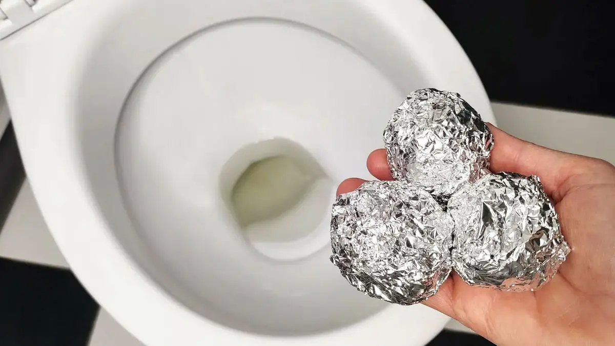 Vloží tři kuličky z hliníkové fólie do toalety a po pěti minutách nevěří vlastním očím 2 Vloží tři kuličky z hliníkové fólie do toalety a po pěti minutách nevěří vlastním očím