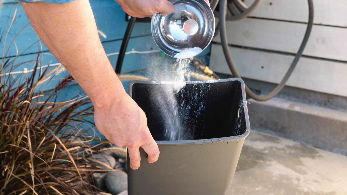 Nasypat sůl na dno odpadkového koše má svůj důvod. Skvělý tip, který opravdu funguje