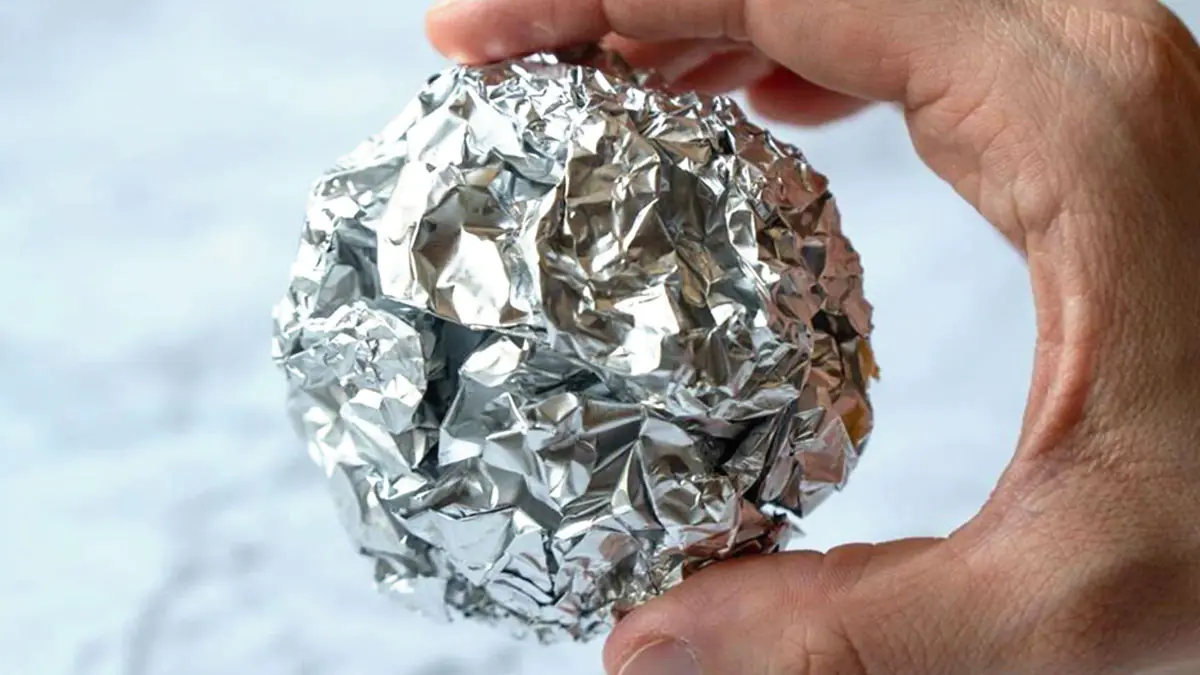 Vloží tři kuličky z hliníkové fólie do toalety a po pěti minutách nevěří vlastním očím