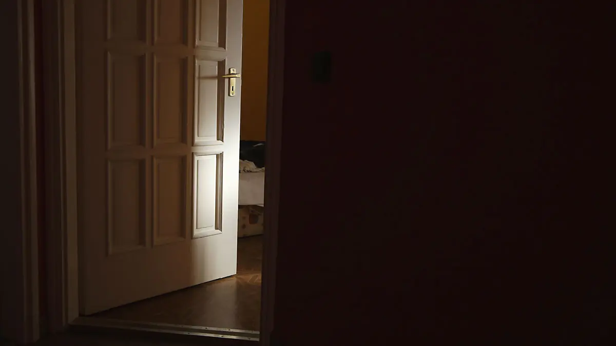 Spát s otevřenými nebo zavřenými dveřmi ložnice? Co je lepší