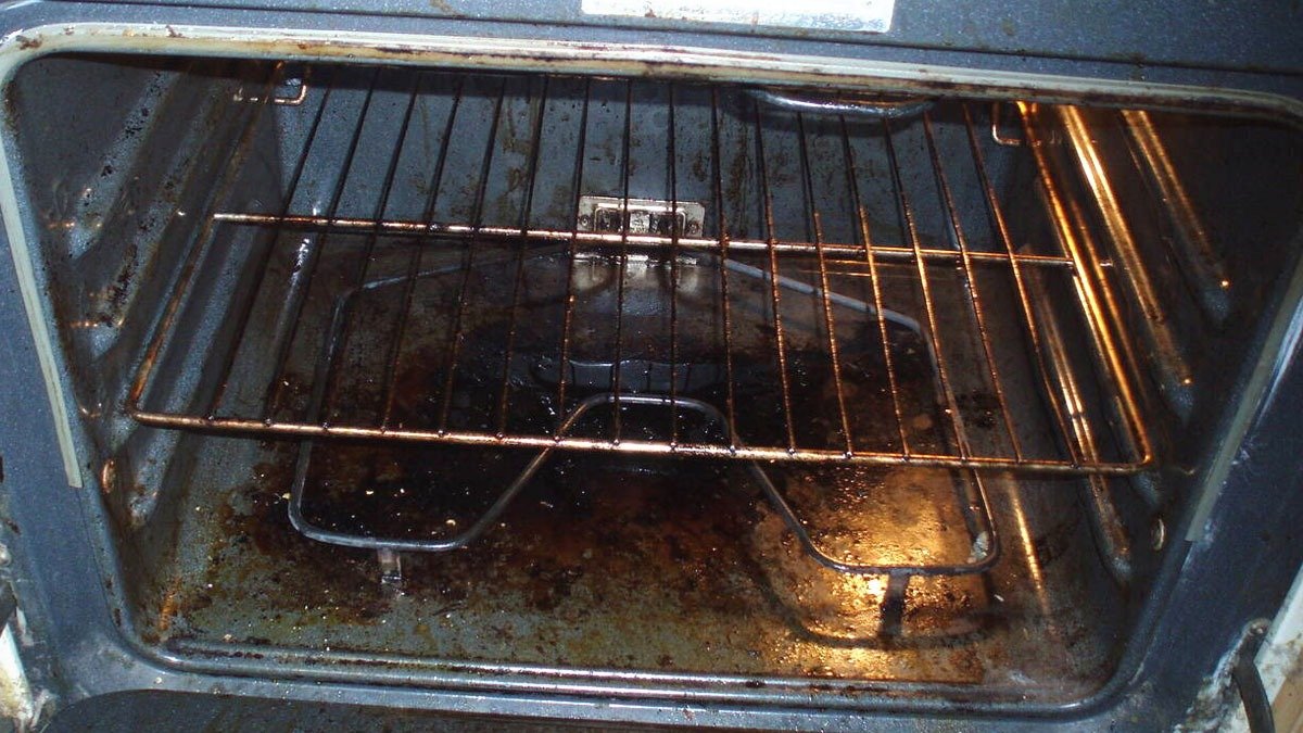 Jak vyčistit silně znečištěnou troubu bez námahy (připálený tuk a černé krusty)
