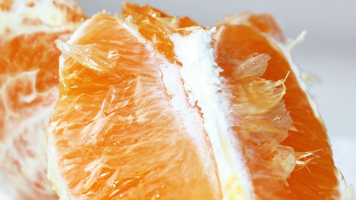 Proč byste při loupání pomeranče neměli vyhazovat bílá vlákna – čím jsou prospěšná