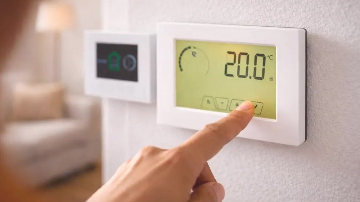 Odborníci na úspory se shodují: „nejlepší není nechat topení puštěné celý den“