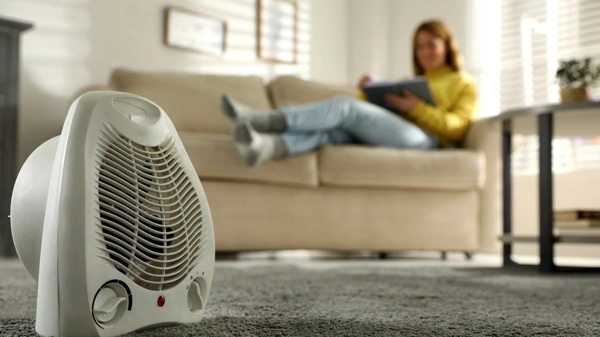 Výběr správného přenosného topidla podle velikosti místnosti: halogenové, větrákové nebo olejové – které ušetří vaši elektřinu?