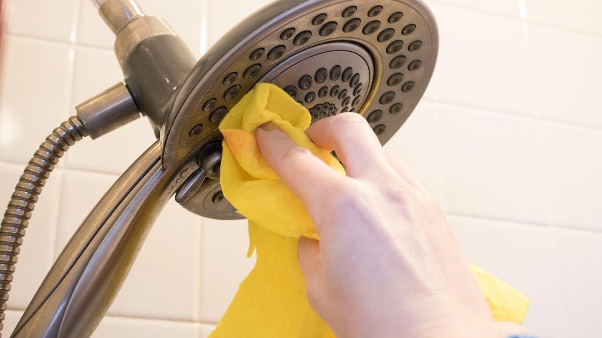 Instalatér vysvětluje, proč „trik se sáčkem octa“ nefunguje na sprchových hlavicích