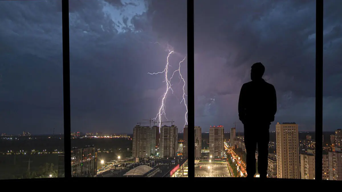 Ani mikrovlnka, ani lampy přístroj, který je potřeba doma co nejrychleji odpojit, když začne bouřka