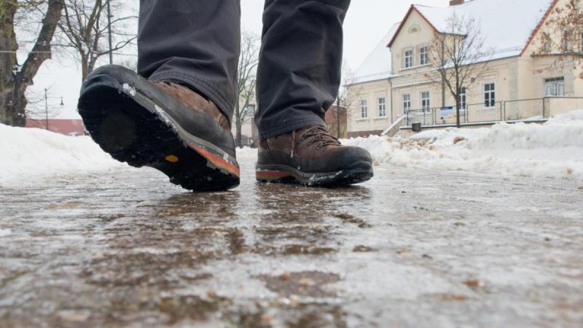 Ani sůl, ani písek: čím je nejlepší sypat cestičky při náledí