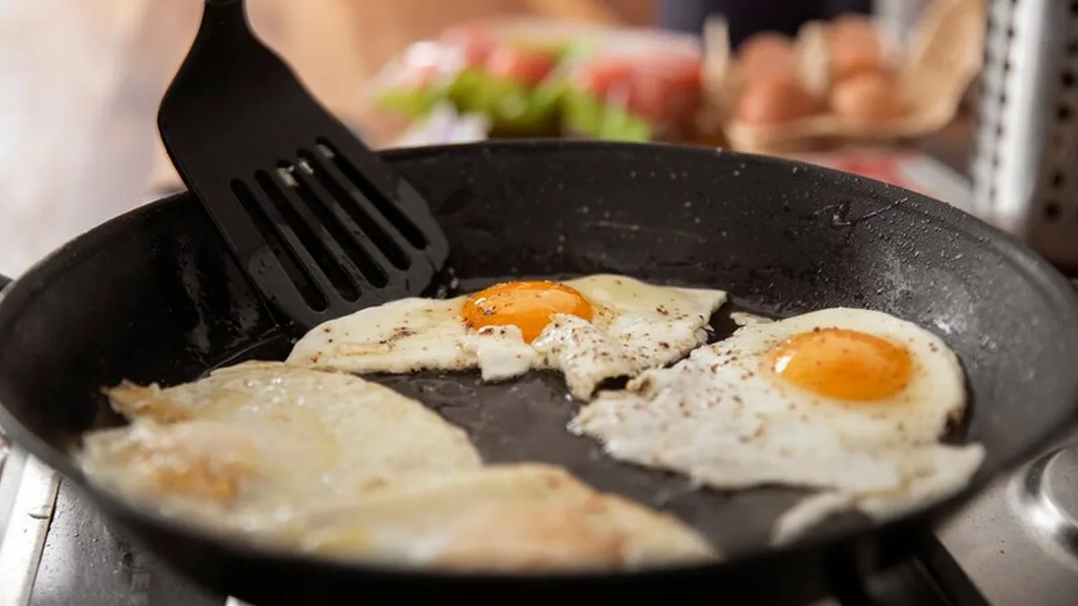 Karlos Arguiñano, šéfkuchař: „Aby se smažená vejce nepřilepila k pánvi, trik je přidat špetku mouky“