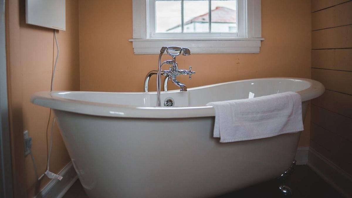 Automatické napouštění vany: prvních pár desítek sekund je klíčové. Jak snížit „kluzkost“ vany správným načasováním zátky