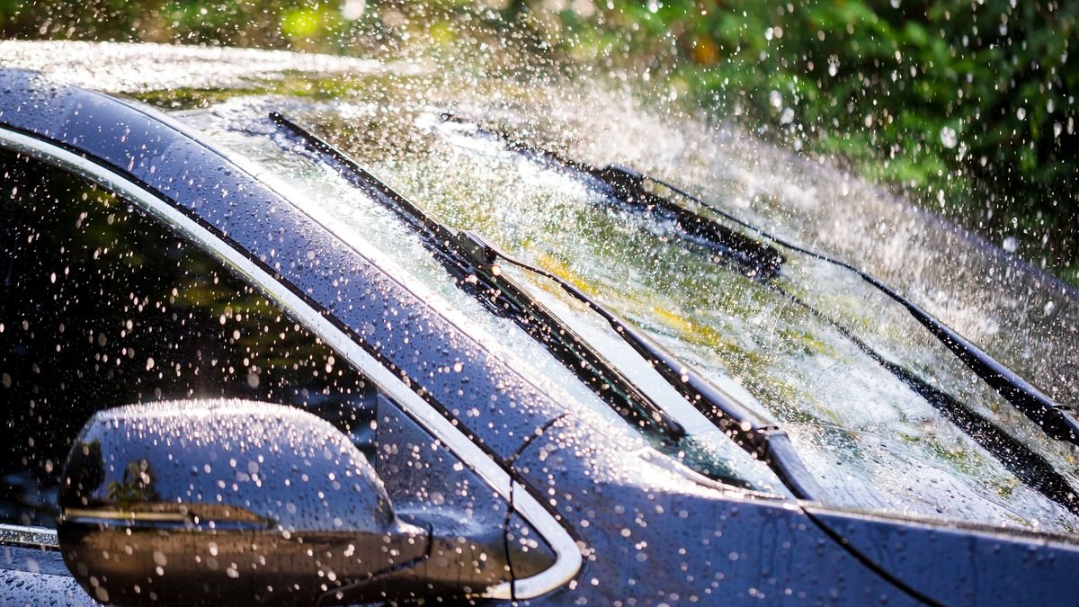 Proč nanášet ocet na čelní sklo auta a proč se to doporučuje hlavně v zimě