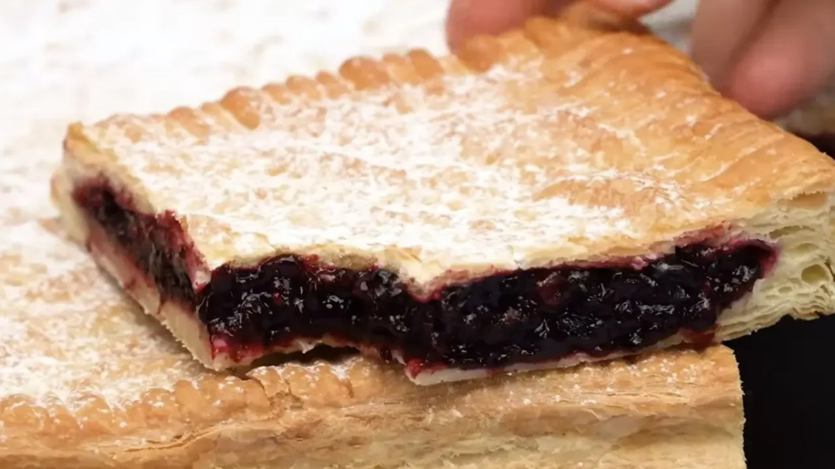 Beru listové těsto a sklenici jakýchkoli mražených bobulí a za 30 minut je čajové posezení otevřené úžasný koláč na raz dva