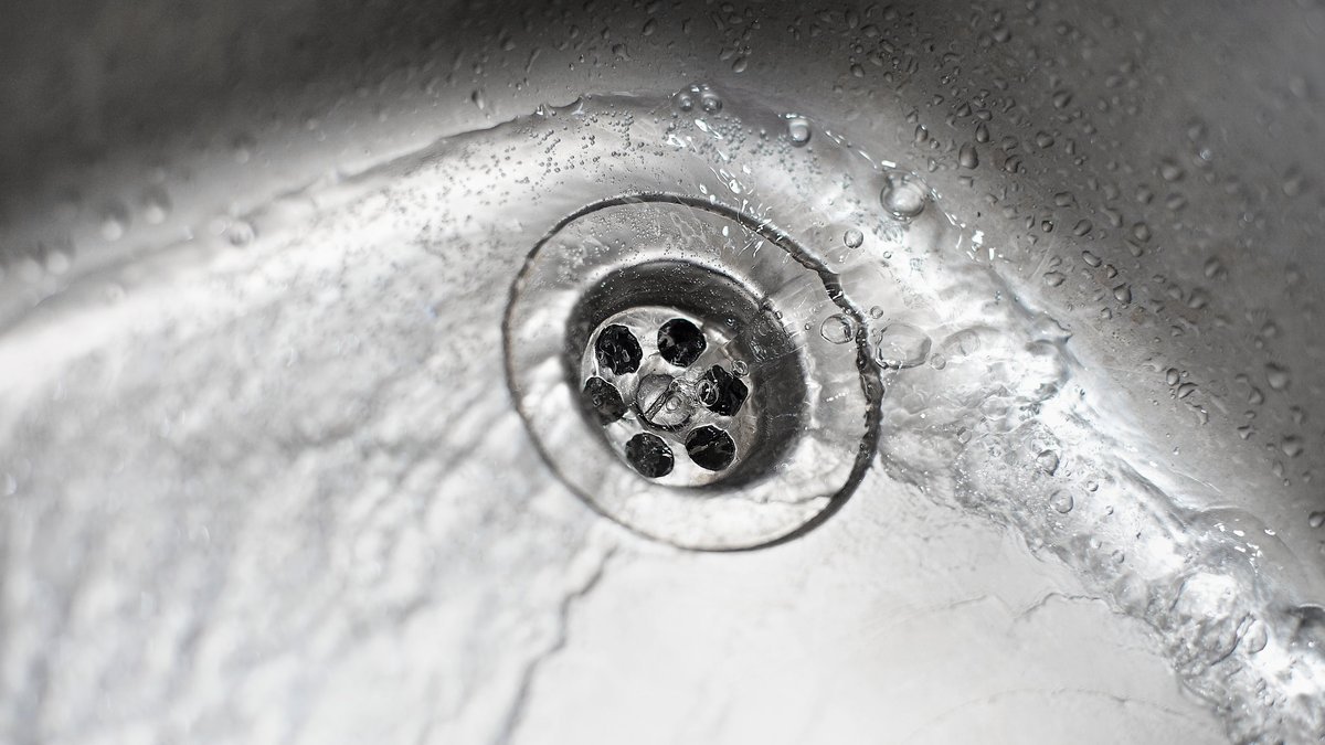 Bez octa a jedlé sody nalijte do odpadu půl sklenice a vyčistí se sám