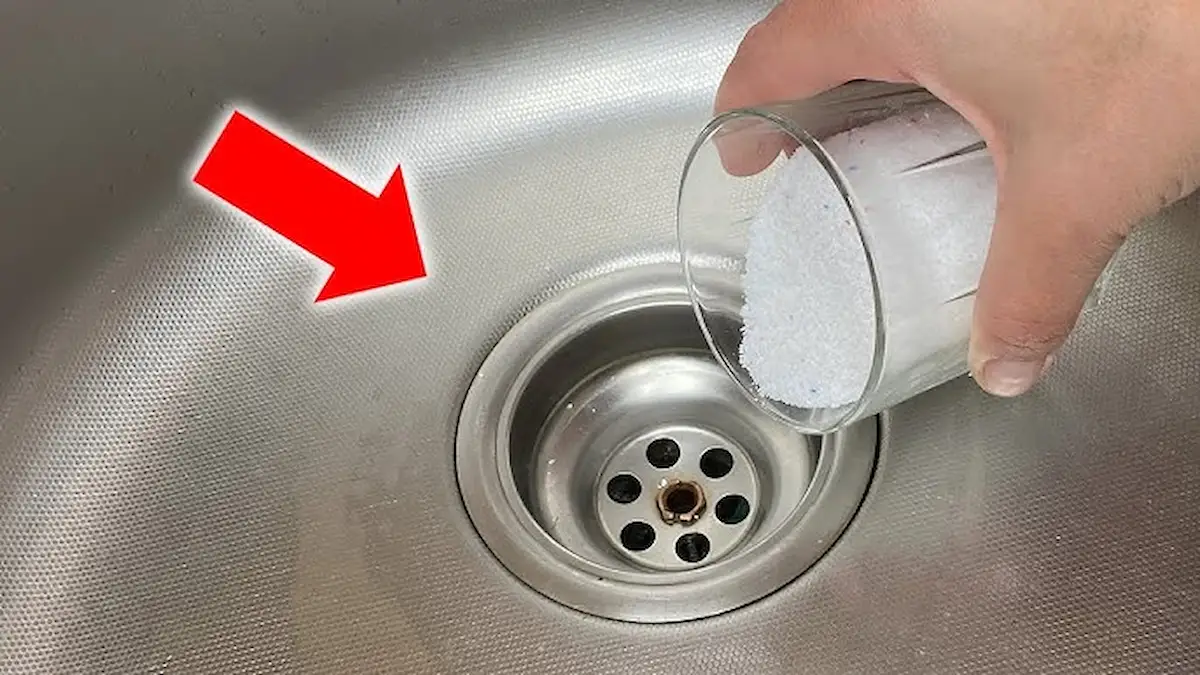 Bez octa nebo prášku do pečiva nalijte půl sklenice do odpadu a ten se vyčistí sám