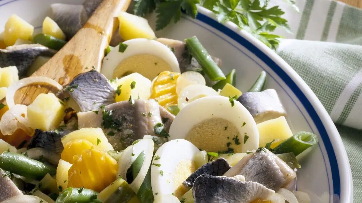 Bez vrstev salát „Skandinávský“ dáte dohromady za 7 minut – lahůdka se sleděm