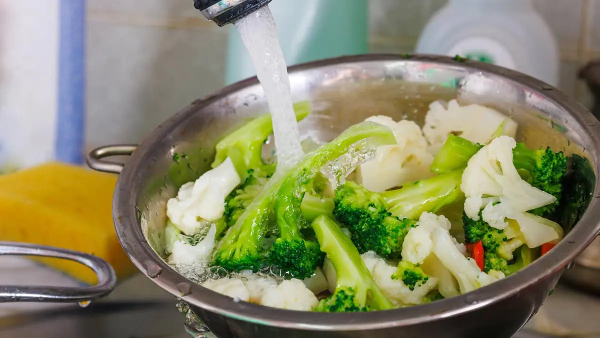 Brokolici není nutné mýt v sodě ani ve slané vodě Jeden jednoduchý postup skutečně odstraní nečistoty i zbytky pesticidů