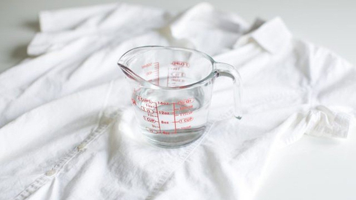 Sklenice do praní a oblečení je dokonale bílé: tajemství pradleny, co přidat do pračky spolu s práškem