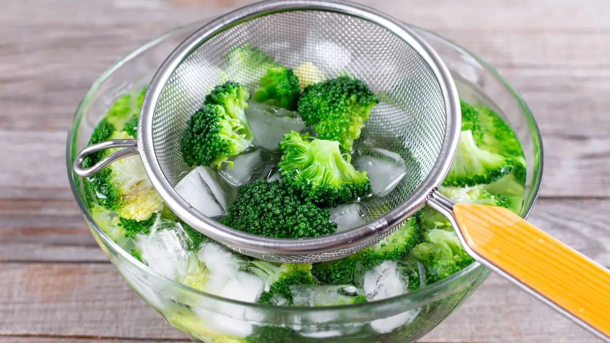 Brokolici není potřeba mýt v sodě ani ve slané vodě Čeští odborníci doporučují jeden jednoduchý postup který skutečně čistí vajíčka hmyzu i zbytky pesticidů se smyjí samy