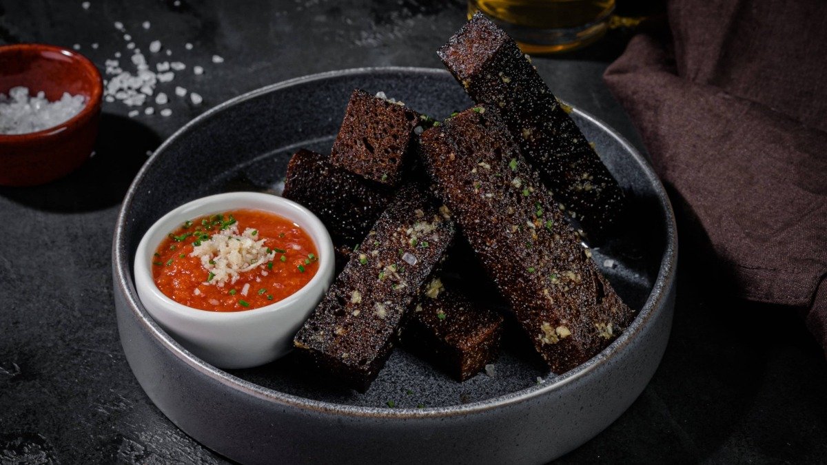 Česnekové topinky z černého chleba jako v hospodě, ale bez hořkosti. Uvaříme si je doma