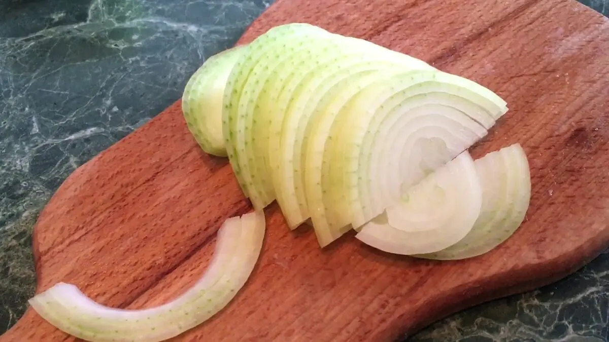 Přidejte to k bramborám při vaření v českých domácnostech to dělají aby byly voňavé měkké a opravdu chutné