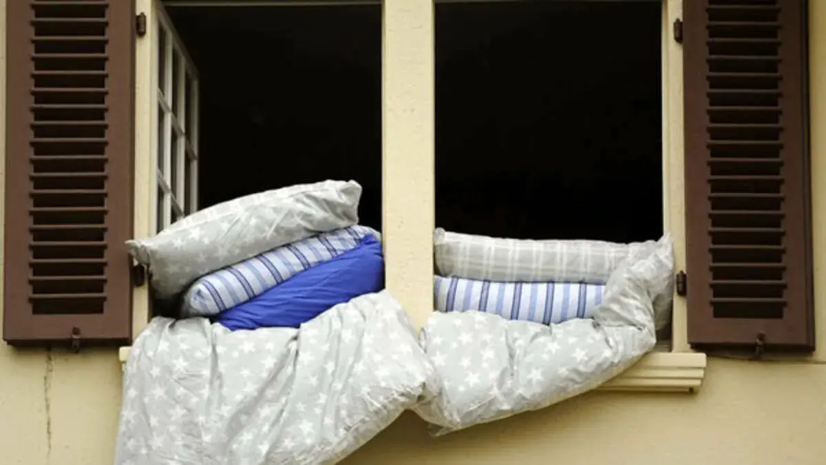 Vyjasnilo se – sušte peřinu a už ji nevyklepávejte! Tři „tradiční“ způsoby nefungují: roztoči stejně přežijí a odborník prozrazuje jeden trik, který rychle usuší a nevybledne