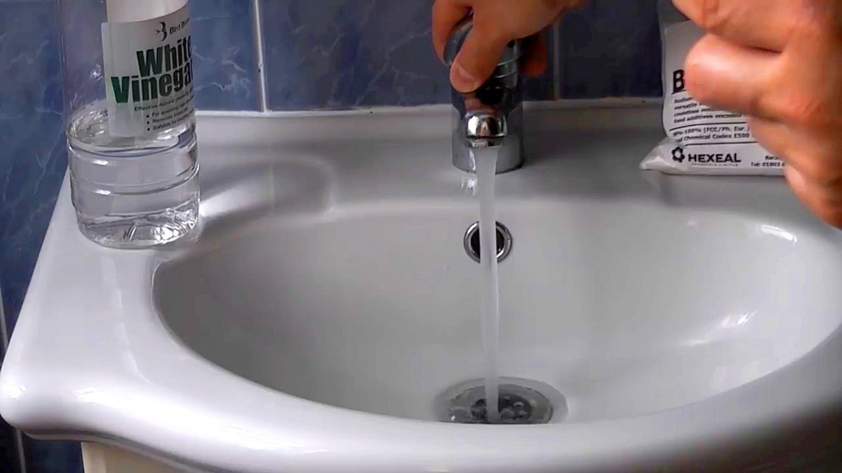 "Čisticí prostředek a savo nejsou potřeba"... Když do odtoku dřezu nalijete "tohle", vyřešíte zápach i ucpání najednou