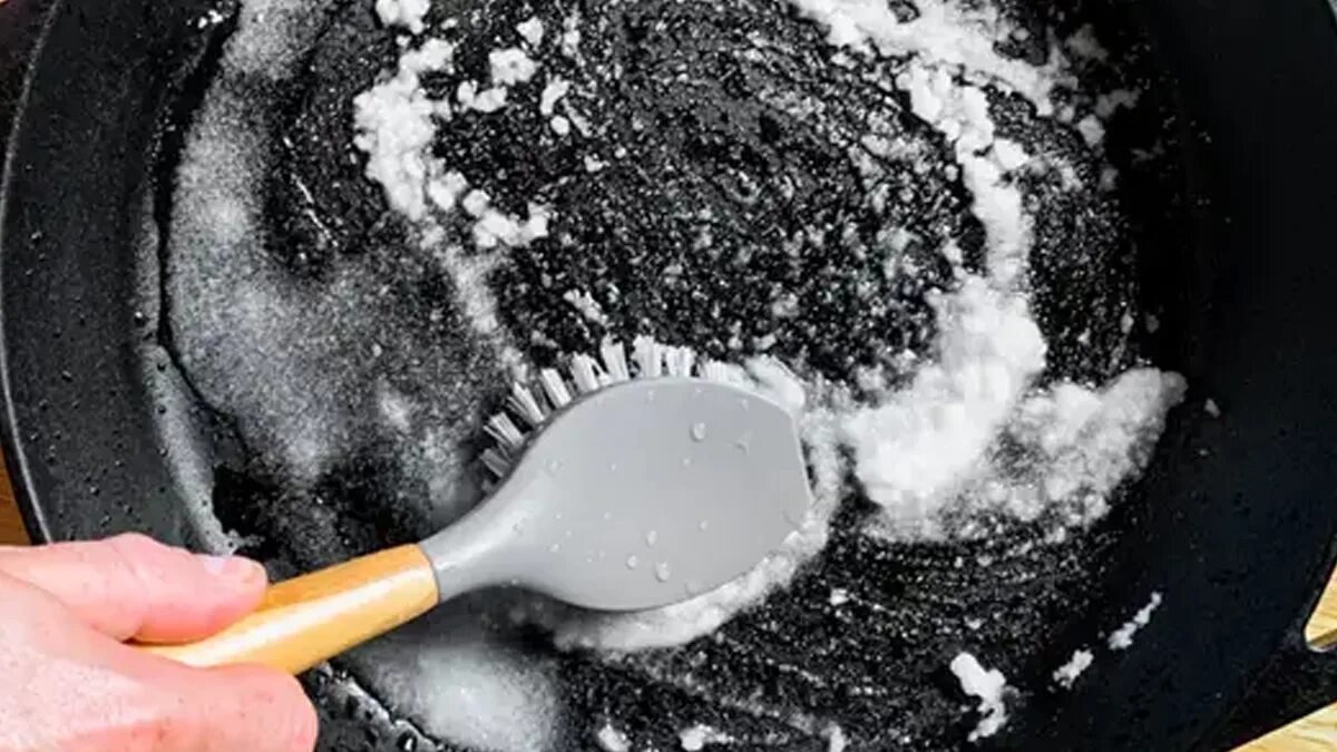 Tento trik je zlato. Moje staré pánve se lesknou jako nové