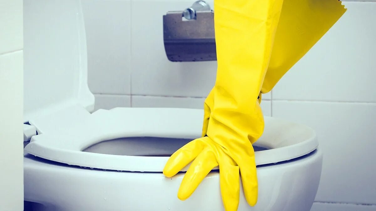 Jeden prostředek okamžitě vyčistí zažloutlé WC sedátko