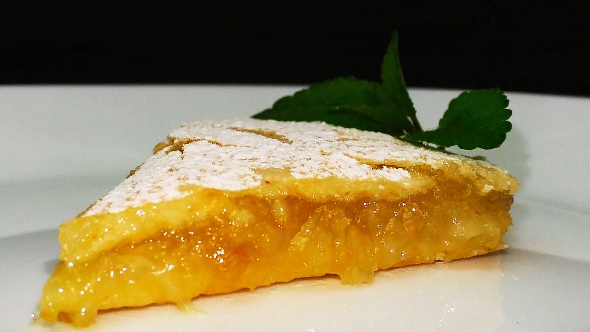 Citron beru rovnou i s kůrou: ten nejlahodnější citronový koláč, těsto na másle a zakysané smetaně je naprostá pecka