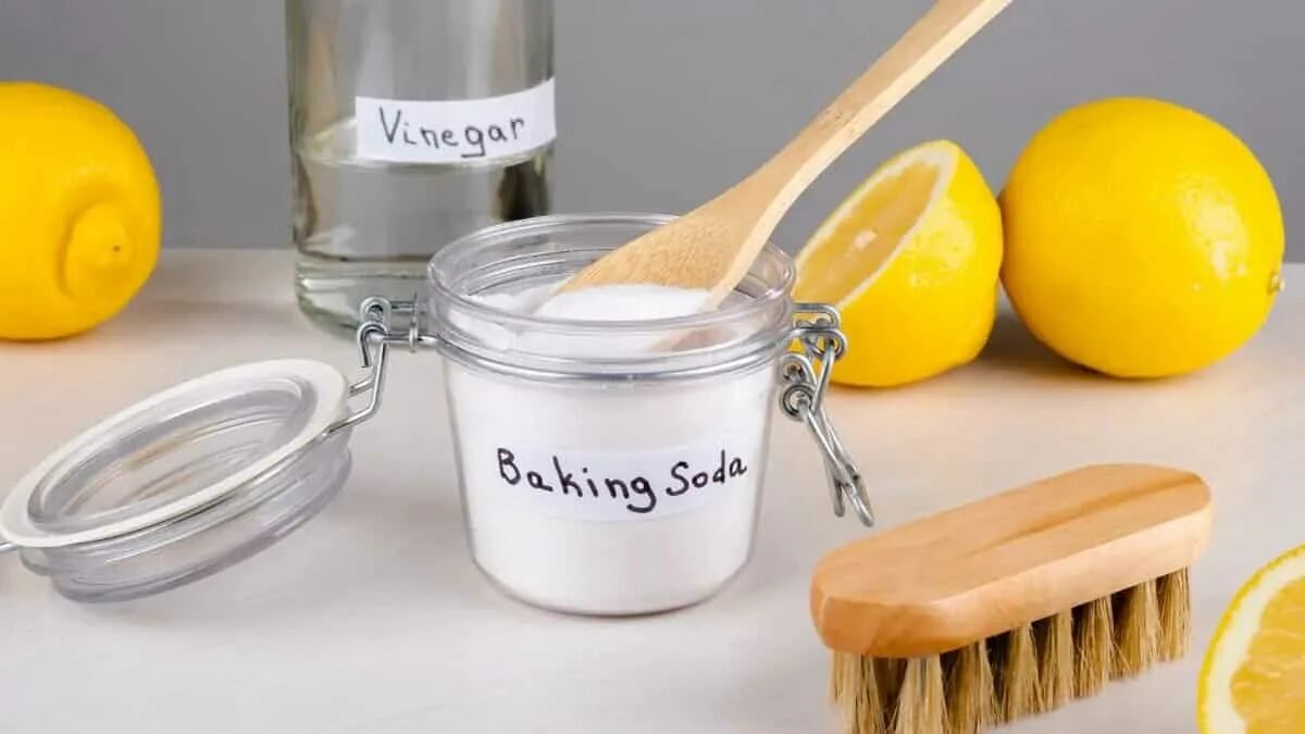 Zažloutlé povlaky na polštáře jak je bez agresivních prostředků znovu rozzářit do bíla