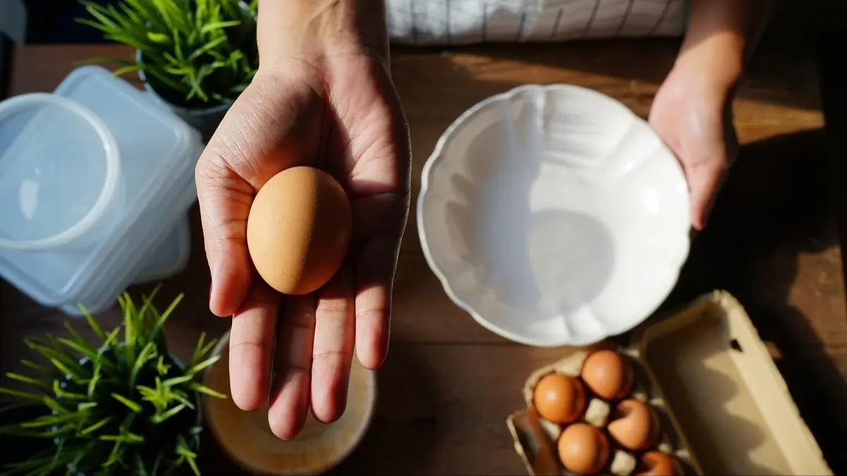 Vejce nevařím ani nesmažím: rozklepnu je do hrnku a připravím jednoduchou a chutnou omeletu v mikrovlnce