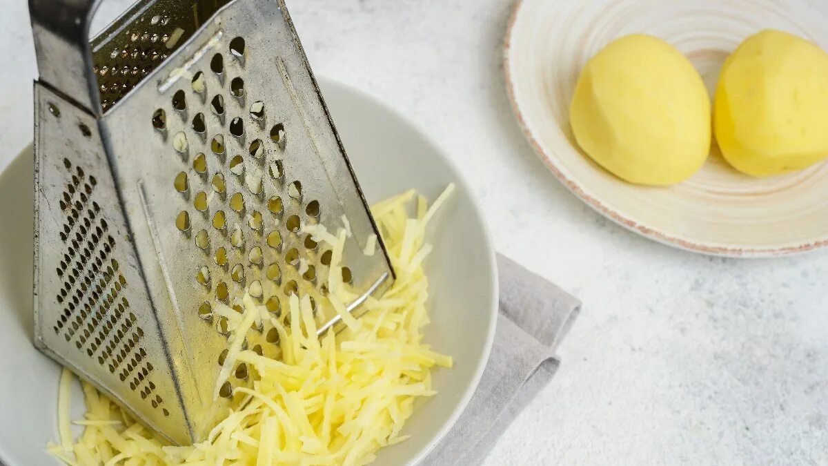 Dvě brambory a hrst mouky. Smažím krajkové bramboráčky – křupavé, šťavnaté, s česnekovou zakysanou smetanou naprostá paráda