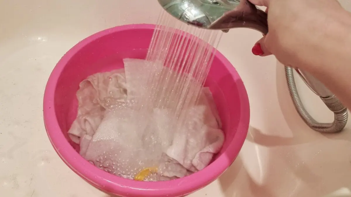 Večer namočím kuchyňské utěrky a chňapky do tohoto a ráno je vytáhnu oslnivě čisté: zmizí i letitá mastnota a připáleniny