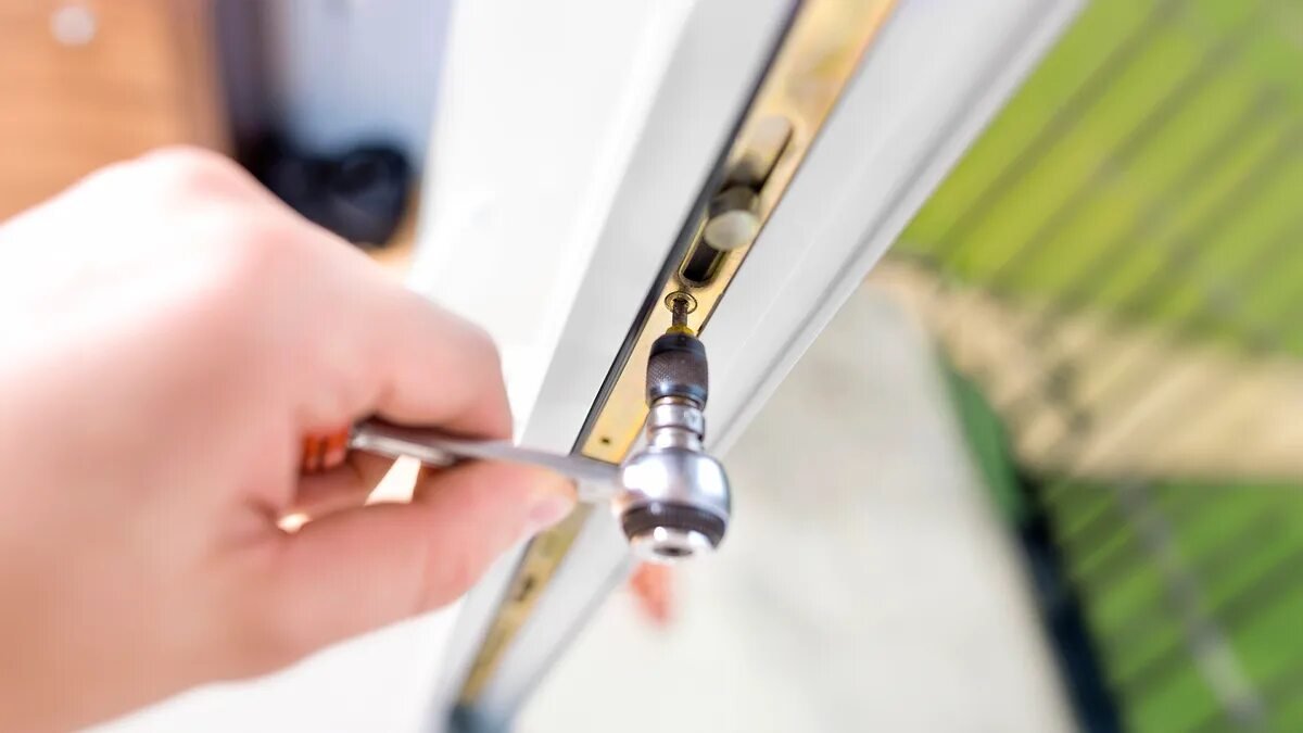 Beru spičku - a z oken netáhne ani při silném větru: těsnost za 2 minuty - parapet je konečně teplý