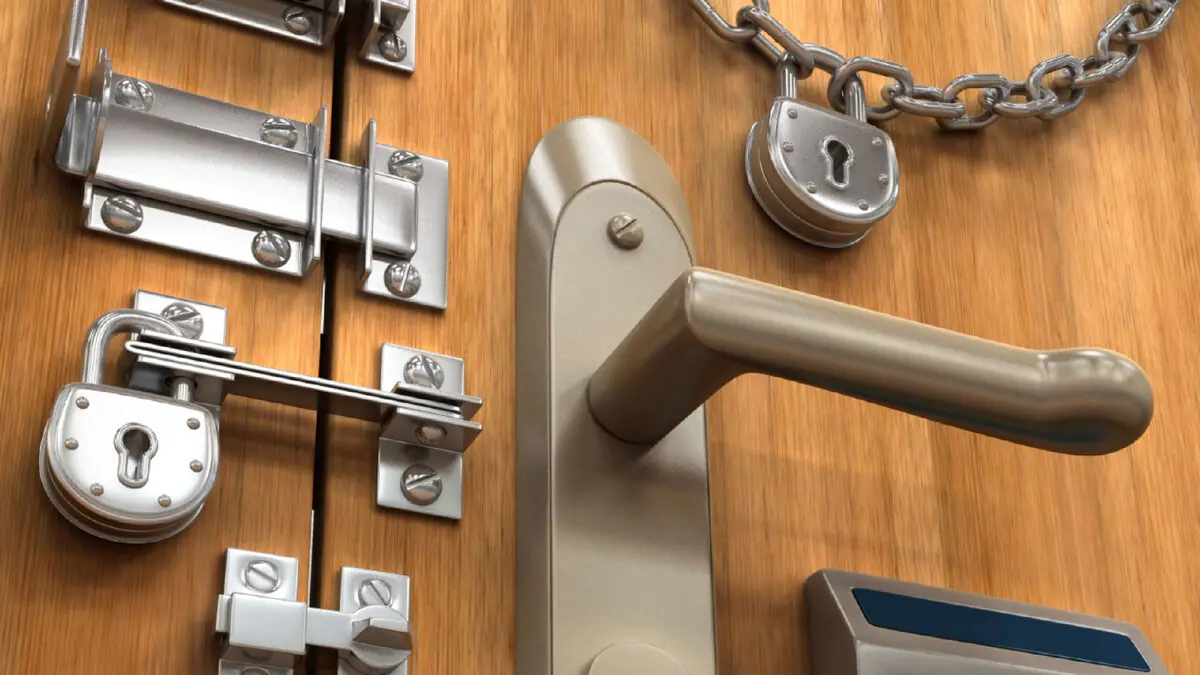 Kde lidé schovávají peníze doma — 9 míst, která zloději kontrolují jako první