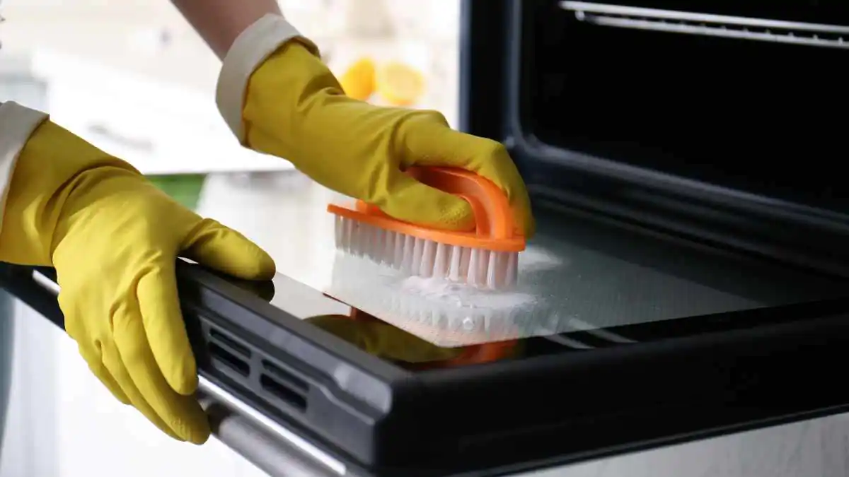 Teď čistím troubu bez nervů. Stačilo změnit jeden prostředek a připálenina se přestala usazovat na stěnách