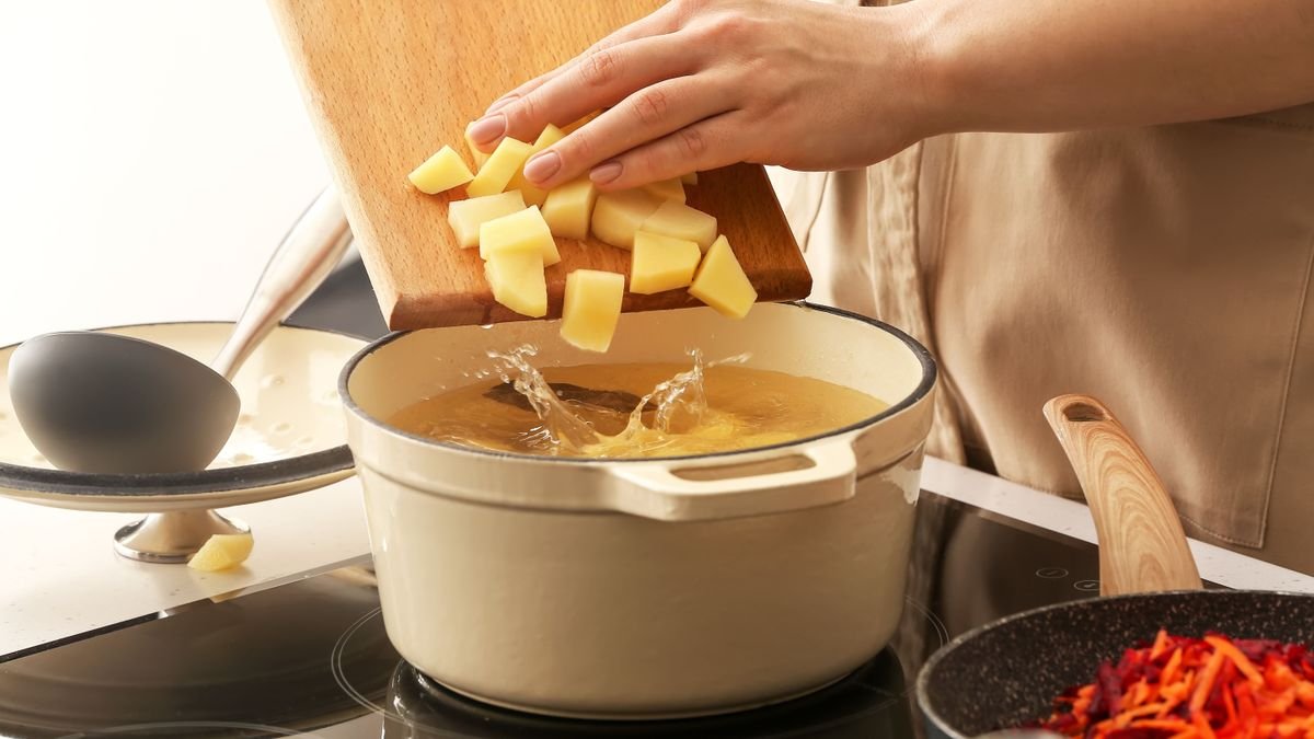 Co přidat do vody při vaření brambor: budou hotové rychleji a budou chutnat lépe