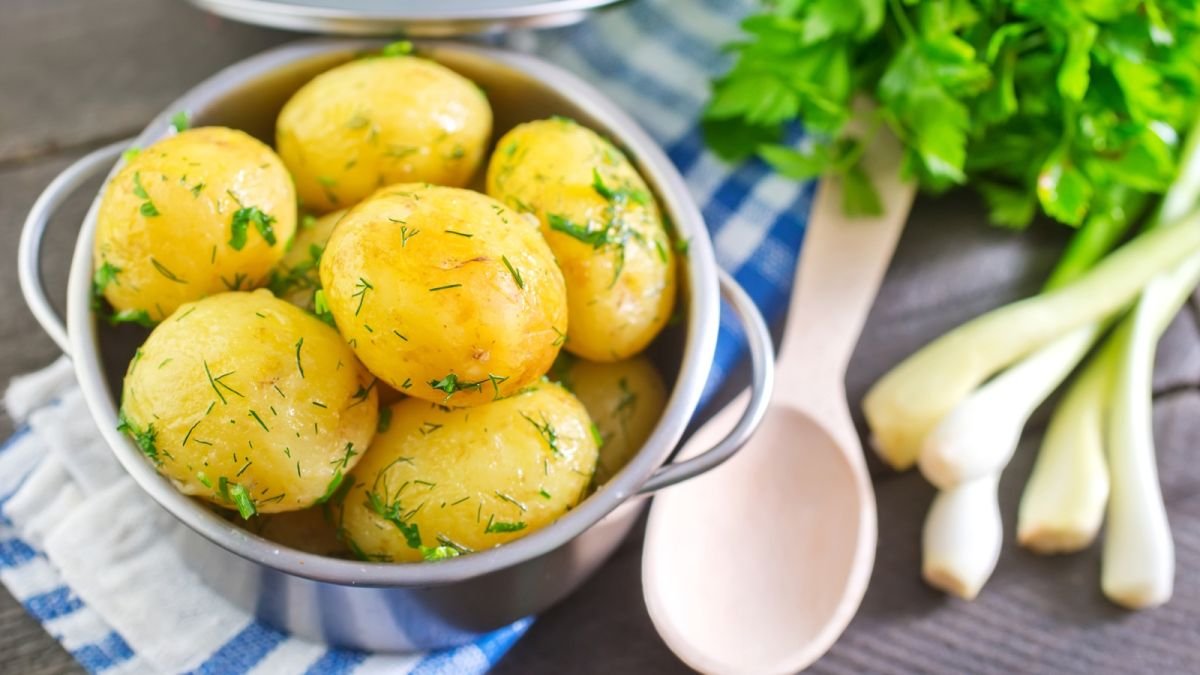 Co přidat do vody při vaření brambor uvaří se rychleji a budou chutnější