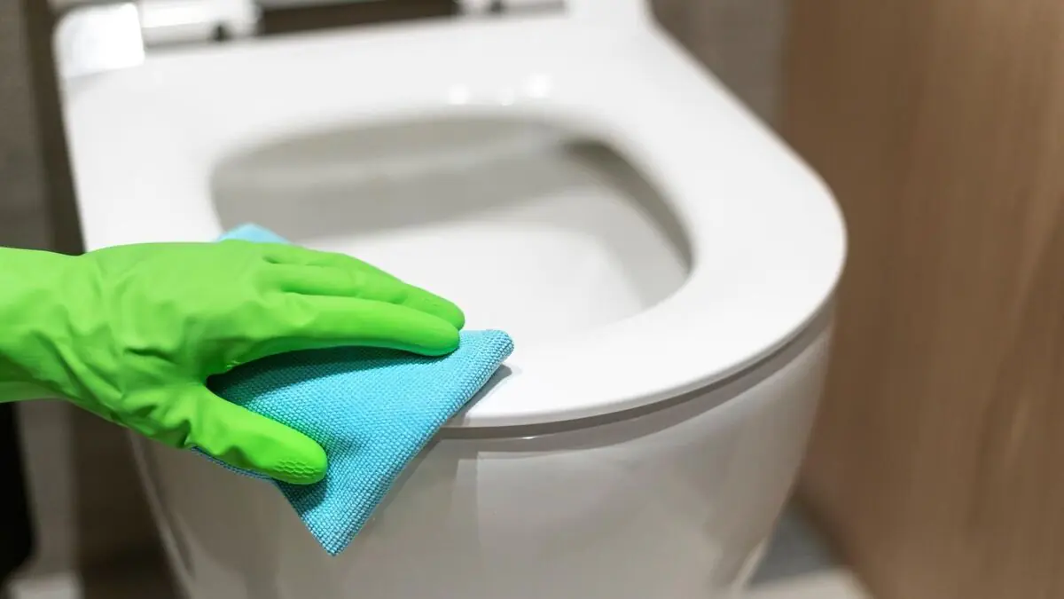 Mnozí nevědí, proč by se nemělo utírat víko toalety toaletním papírem