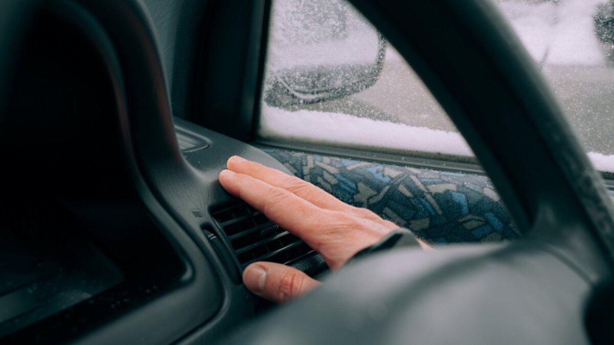 Mnoho řidičů neví, že klimatizaci je potřeba pravidelně zapínat i v zimě, aby se předešlo drahému poškození těsnění