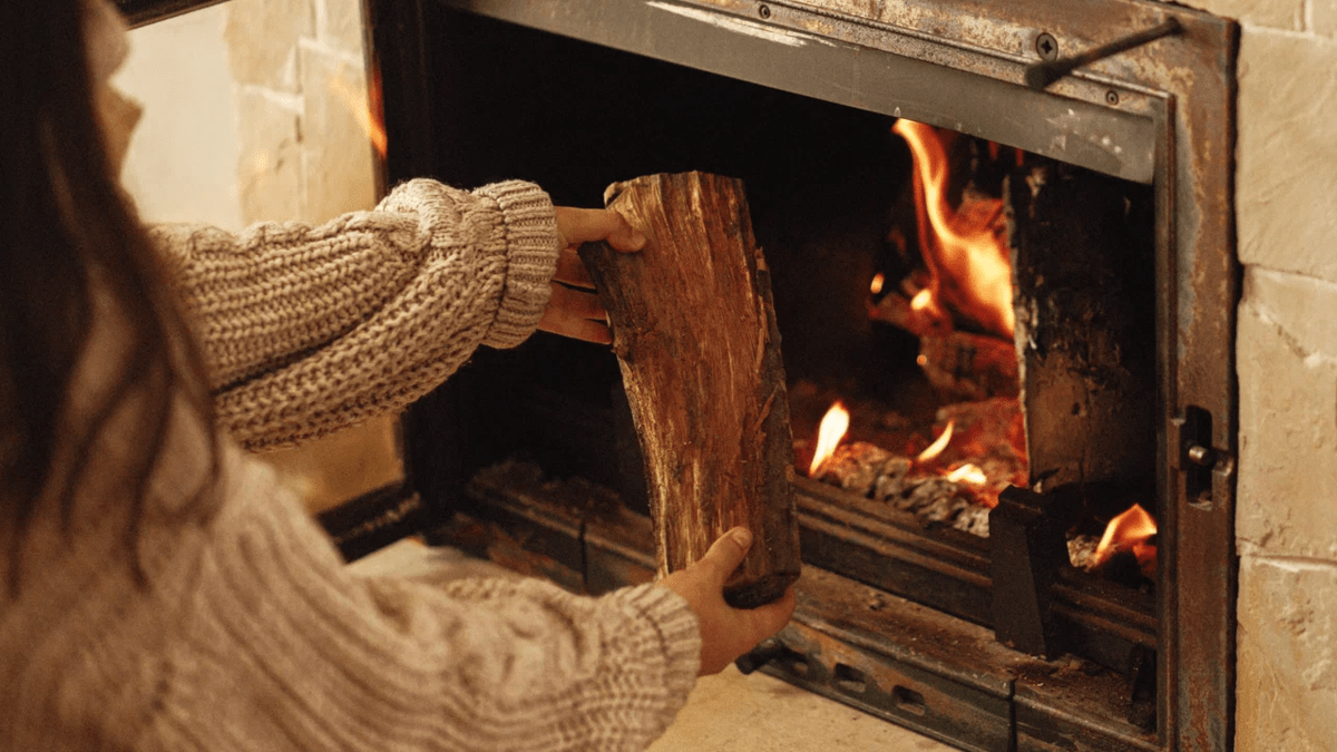 Co většina lidí dělá se dřevem špatně a pak se diví, že kamna netopí