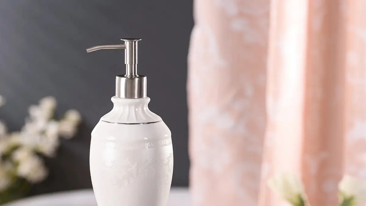 8 chytrých způsobů, jak využít starou vázu k úklidu a organizaci koupelny