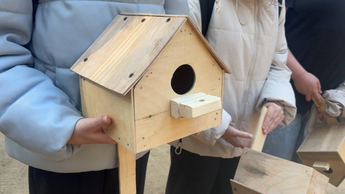 Budka pro ptáky tuto drobnost je nutné urychleně opravit aby se v ní ptáci ukrývali celou zimu