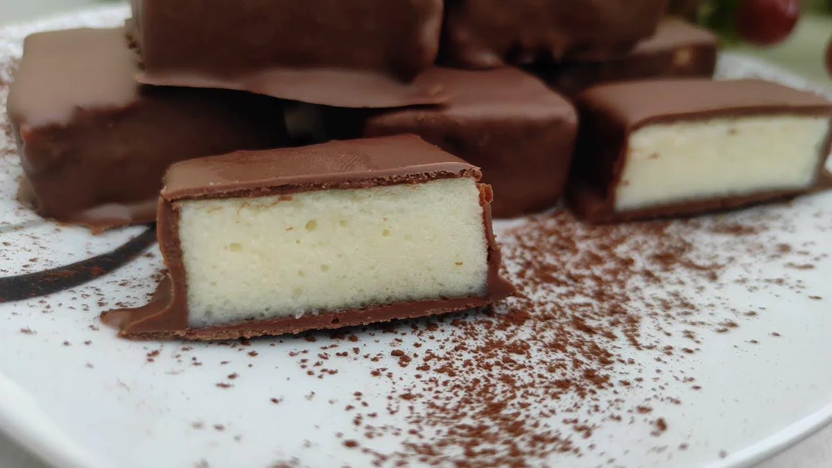 Ptačí mléko bez vajec: jemný dezert s čokoládovou polevou bez trouby