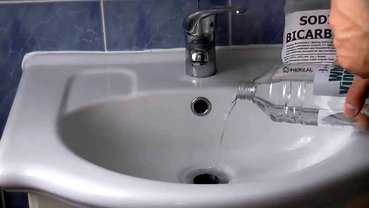 Bez octa a jedlé sody nalijte do odpadu půl sklenice a vyčistí se sám 2 Bez octa a jedlé sody nalijte do odpadu půl sklenice a vyčistí se sám